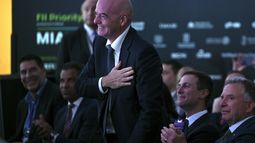 ARCHIVO - Gianni Infantino, presidente de FIFA, saluda a distancia al presidente de Estados Unidos, Donald Trump, durante un evento de Iniciativa de Inversiones Futuras en Miami Beach, Florida, el miércoles 19 de febrero de 2025. (Pool vía AP)