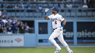 El venezolano David Peralta, de los Dodgers de Los Ángeles, recorre las bases luego de conectar un jonrón ante los Medias Blancas de Chicago, el martes 13 de junio de 2023 (AP Foto/Kyusung Gong)