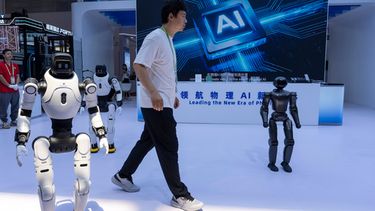 ARCHIVO - Un trabajador pasa junto a robots de la empresa china Lens en el China International Supply Chain Expo en Beijing, el 22 de junio de 2026. (AP Photo/Ng Han Guan, archivo)