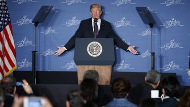 Trump da un discurso ante empresarios hispanos