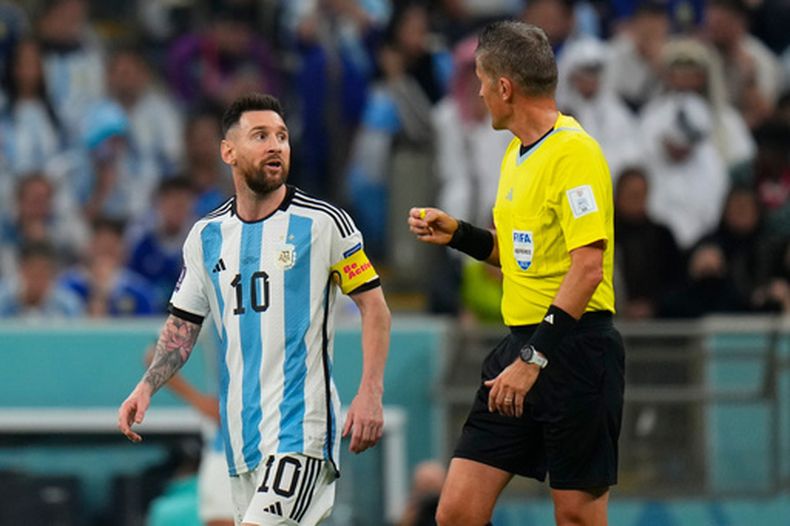 ARCHIVO - En foto del 13 de diciembre del 2022, el árbitro Daniele Orsato habla con el argentino Lionel Messi durante el encuentro de semifinales de la Copa Mundial ante Croacia. (AP Foto/Petr David Josek, Archivo)