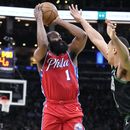 El base de los 76ers de Filadelfia James Harden lanza el balón sobre Malcolm Brogdon de los Celtics de Boston en el juego 1 de las semifinales de la Conferencia Este el lunes 1 de mayo del 2023. (AP Foto/Charles Krupa)