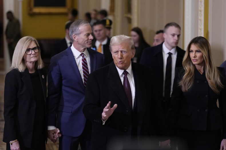 El presidente electo Donald Trump, en el centro, y su esposa Melania, caminan con el líder de la mayoría John Thune, republicano por Dakota del Sur, y su esposa, Kimberley, para reunirse con los republicanos del Senado en el Capitolio de Estados Unidos, el miércoles 8 de enero de 2025, en Washington.. (AP foto/Steve Helber)