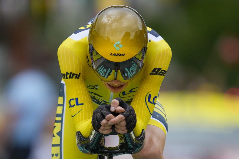 El líder general Jonas Vingegaard rumbo a la victoria en la 16ta etapa del Tour de Francia, el martes 18 de julio de 2023, en Combloux. (AP Foto/Daniel Cole)