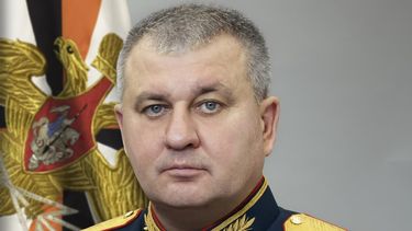 Esta imagen publicada por el servicio de prensa del Ministerio ruso de Defensa muestra al teniente general Vadim Shamarin, número dos del Estado Mayor militar ruso, posando para una foto en Moscú, Rusia, el viernes 6 de octubre de 2023. Un miembro del Estado Mayor del ejército ruso fue detenido por acusaciones de sobornos de gran escala, según indicaron medios rusos el jueves, dentro de una serie de arrestos de mandos militares de alto nivel en casos de corrupción. (Imagen del servicio de prensa del Ministerio ruso de Defensa via AP)