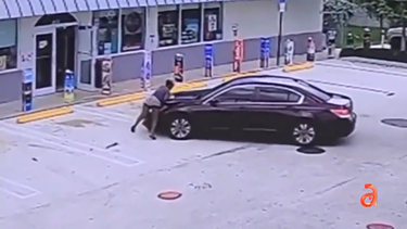 el impactante video del momento en que roban un auto con un bebe dentro delante de su madre