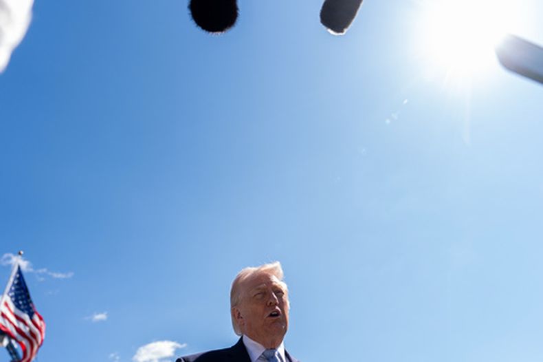 El presidente de Estados Unidos, Donald Trump, habla con reporteros durante la fiesta de los huevos de Pascua en el Jardín Sur de la Casa Blanca, el lunes 6 de abril de 2026, en Washington. (AP Foto/Julia Demaree Nikhinson)