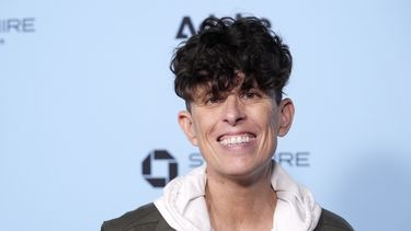 La poeta Andrea Gibson, uno de los sujetos del documental Come See Me in the Good Light, posa en el estreno de la película durante el Festival de Cine de Sundance el 25 de enero de 2025, en Park City, Utah. (Foto AP/Chris Pizzello, archivo)
