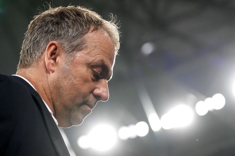 El técnico de Alemania Hansi Flick deja la cancha tras la derrota en el duelo amistoso de Alemania ante Colombia en Gelsenkirchen, Alemania el martes 20 de junio del 2023. (AP Foto/Martin Meissner)