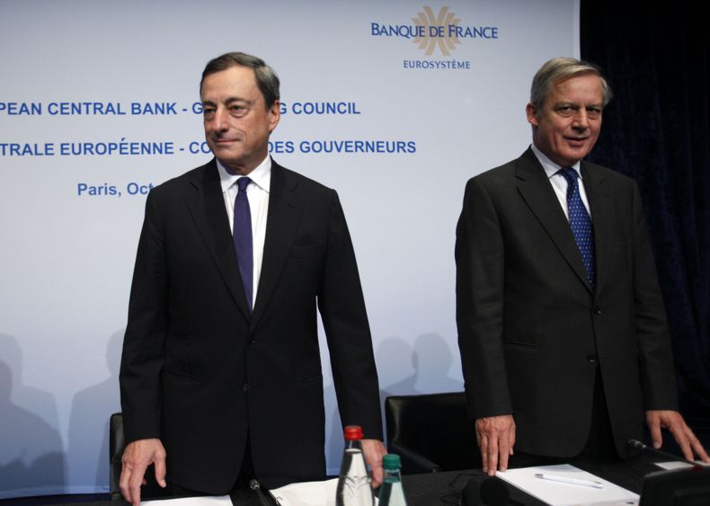 El presidente del Banco Central Europeo (ECB) Mario Draghi, izquierda, y el gobernador del Banco de Francia, Christian Noyer, participan en una conferencia de prensa en el local del ECB, situado en la sede del Banco Nacional Franc&eacute;s en Par&iacute;s