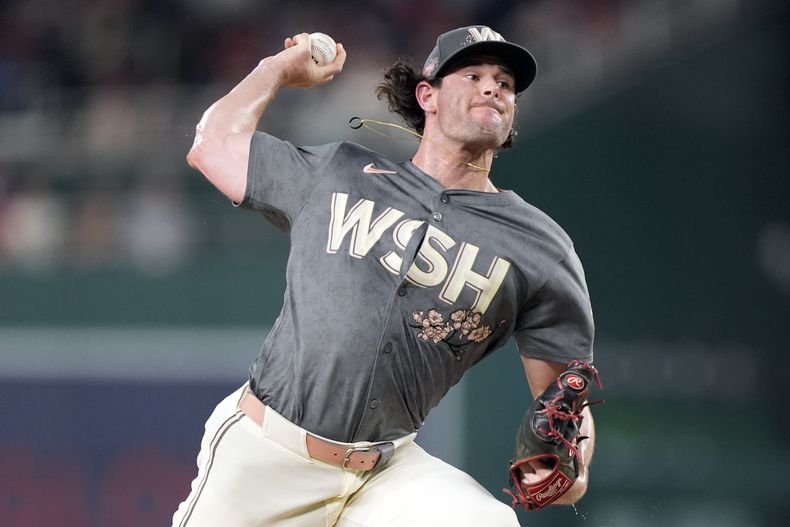 Kyle Finnegan, cerrador de los Nacionales de Washington, lanza durante la novena entrada del juego de béisbol en contra de los Cardenales de San Luis, en Nationals Park, el viernes 5 de julio de 2024, en Washington. Finnegan fue llamado como reemplazo en lugar de Ryan Hesley para el Juego de Estrellas el lunes 15 de julio de 2024. (AP Foto/Mark Schiefelbein)
