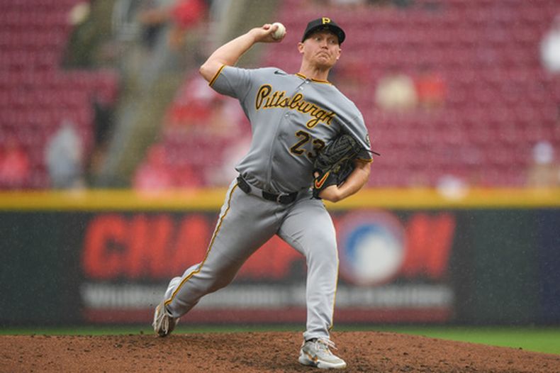 Mitch Keller, de los Piratas de Pittsburgh, lanza durante la tercera entrada de un partido de béisbol contra los Rojos de Cincinnati en Cincinnati, el domingo 2 de agosto de 2026. (Foto AP/Tanner Pearson)