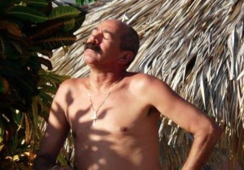 Rafael Serrano, el presentador del noticiero estelar de la televisión cubana ha sido sorprendido veraneando en un hotel de la República Dominicana.