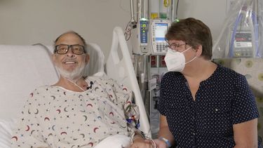ARCHIVO - En esta foto suministrada por la Escuela de Medicina de la Universidad de Maryland, se ve a Lawrence Faucette acompañado por su esposa, Ann, en el hospital universitario de Baltimore, Maryland, en septiembre de 2023, antes de que le trasplantaran un corazón de cerdo. Faucette, la segunda persona en recibir un corazón de cerdo trasplantado, murió casi seis semanas después de la cirugía, anunciaron sus doctores el martes 31 de octubre de 2023. (Mark Teske/Escuela de Medicina de la Universidad de Maryland vía AP, Archivo)