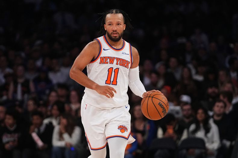 Jalen Brunson de los Knicks de Nueva York busca pasar el balón en un juego de pretemporad contra los Raptos de Toronto, el jueves 15 de octubre de 2026, en Nueva York. (AP Foto/Frank Franklin II)