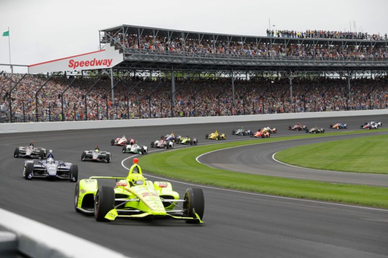 En esta foto del 26 de mayo de 2019, el francés Simon Pagenaud lidera las 500 Millas de Indianápolis (AP Foto/Darron Cummings, archivo)