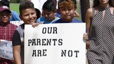 Análisis AP: Trump quiere migrantes blancos y con dinero