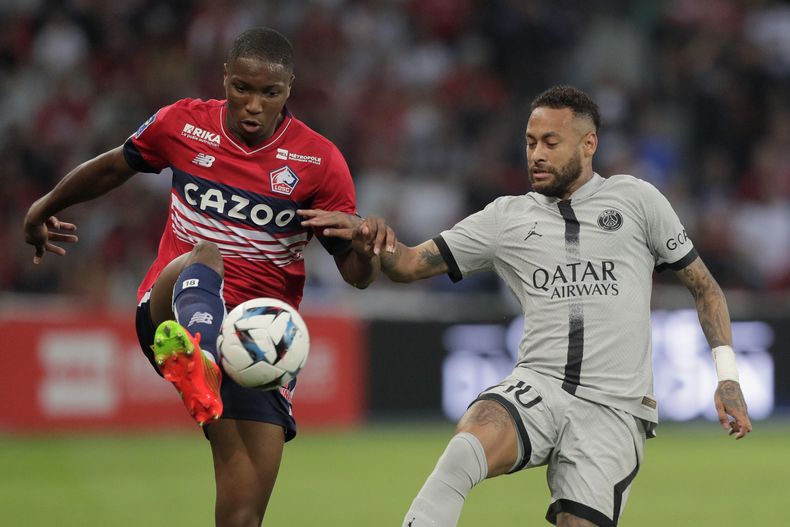 ARCHIVO - Neymar (derecha) del Paris Saint-Germain pugna por el balón con Bafode Diakite de Lille en el partido de la liga francesa, el 21 de agosto de 2022. (AP Foto/Michel Spingler)