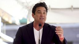 ARCHIVO - Dean Cain habla durante una ceremonia en honor a Mehmet Oz con una estrella en el Paseo de la Fama de Hollywood en Los Ángeles el 11 de febrero de 2022. (Foto AP/Chris Pizzello, archivo)
