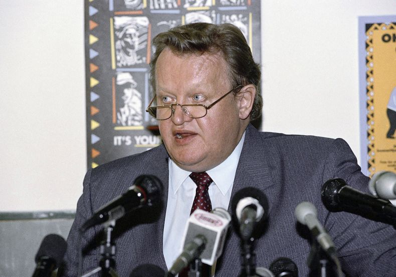 ARCHIVO - Martti Ahtisaari, enviado especial de Naciones Unidas para Namibia, habla en una conferencia de prensa en la que declaró que la votación en Namibia había sido libre y justa, el sábado 11 de noviembre de 1989. Ahtisaari, expresidente de Finlandia y mediador de paz que recibió el Nobel de la Paz en 2008 por su labor en la resolución de conflictos internacionales, murió el lunes. Tenía 86 años. (AP Foto/Billy Paddock, Archivo)