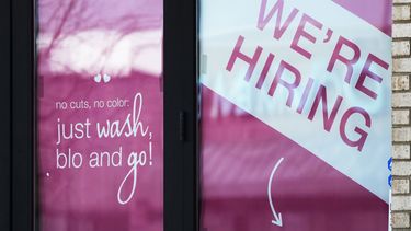 Un negocio solicita empleados en Vernon Hills, Illinois, el 28 de marzo del 2023. (Foto AP/Nam Y. Huh)
