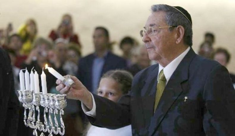 Raúl Castro en la fiesta de Hannukah en la sinagoga de La Habana.