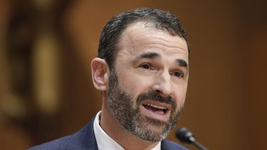 ARCHIVO - Daniel Werfel declara ante la Comision Financiera del Senado durante su audiencia de confirmación como jefe del Servicio Interno de Impuestos (IRS), 15 de febrero de 2023 en Washington. (AP Foto/Mariam Zuhaib, File)