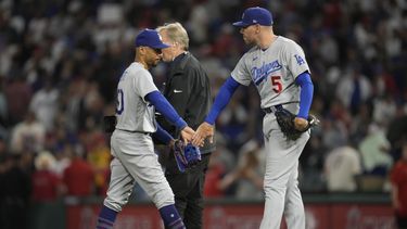 El campocorto Mookie Betts y el primera base Freddie Freeman de los Dodgers de Los Ángeles celebran la victoria ante los Angelinos de Los Ángeles el miércoles 21 de junio del 2023. (AP Foto/Ashley Landis)