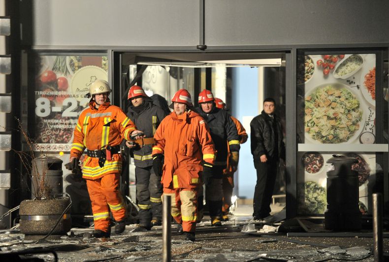 Socorristas trabajan en un supermercado donde se desplom&oacute; el techo en Riga, capital de Letonia, el jueves 21 de noviembre del 2013. Funcionarios de rescate informaron que el colpaso tuvo un saldo preliminar de 17 muertos, entre ellos tres bomberpos
