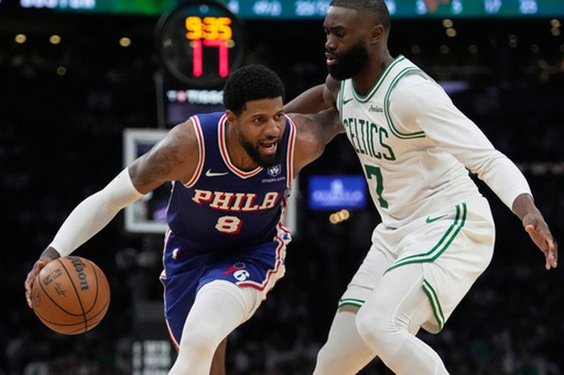ARCHIVO - El alero de los 76ers de Filadelfia, Paul George (8), supera al escolta de los Celtics de Boston, Jaylen Brown (7), durante la segunda mitad del primer partido de la serie de primera ronda de los playoffs de la NBA, el domingo 19 de abril de 2026, en Boston. (Foto AP/Robert F. Bukaty)
