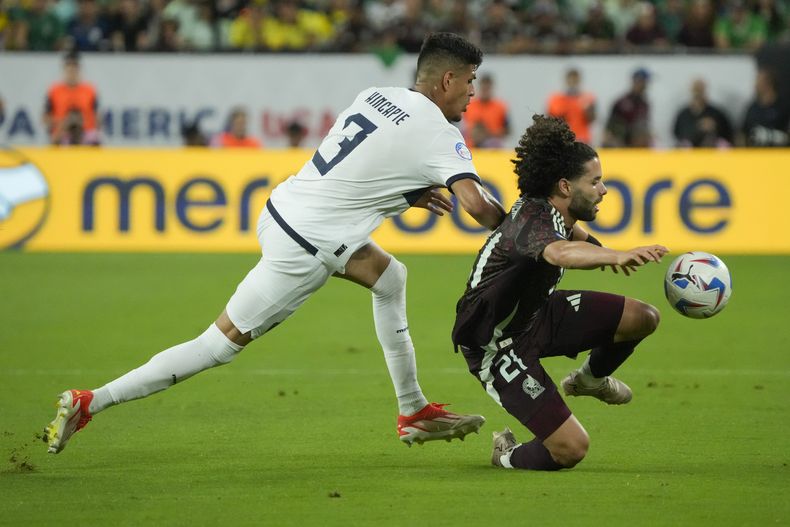 El mexicano César Huerta (derecha) y el ecuatoriano Piero Hincapié pugnan por el balón en el partido por el Grupo B de la Copa América, el domingo 30 de junio de 2024, en Glendale, Arizona. (AP Foto/Rick Scuteri)
