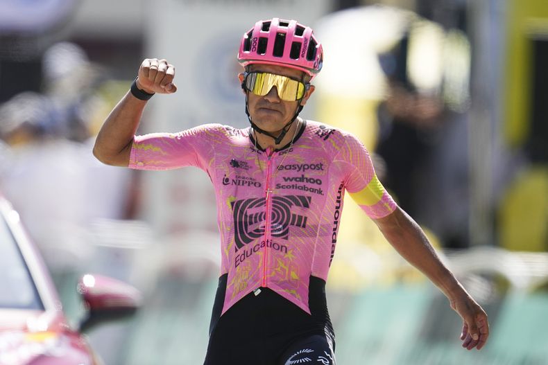 El ecuatoriano Richard Carapaz celebra al cruzar la meta al ganar la 17ma etapa del Tour de Francia entre Saint-Paul-Trois-Chateaux y Superdevoluy, Francia el miércoles 17 de julio del 2024. (AP Foto/Daniel Cole)