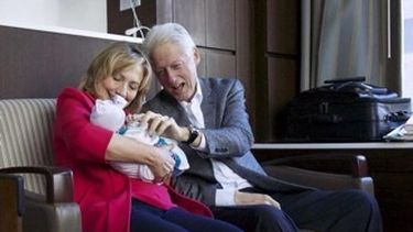americateve | Bill y Hillary Clinton ya son abuelos. La hija de la pareja, Chelsea Clinton, dio a luz a su primera hija, una niña de nombre Charlotte.