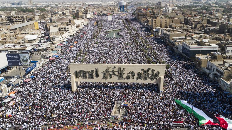 Iraquíes realizan un mitin multitudinario para manifestar apoyo a los palestinos el viernes 13 de octubre de 2023 en Bagdad, Irak. (AP Foto/Anmar Khalil)