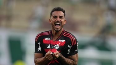 Danilo, del Flamengo de Brasil, festeja luego de marcar ante Palmeiras en la final de la Copa Libertadores, el sábado 29 de noviembre de 2025, en Lima (AP Foto/Guadalupe Pardo)