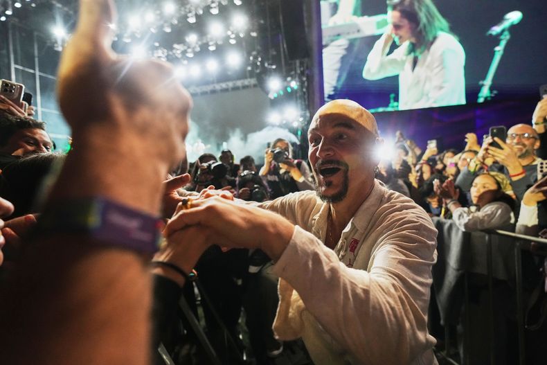 Tim Booth, de la banda de rock inglesa James, se acerca a los fans durante su concierto en el festival Corona Capital en la Ciudad de México, el domingo 16 de noviembre de 2025. (Foto AP/Claudia Rosel)