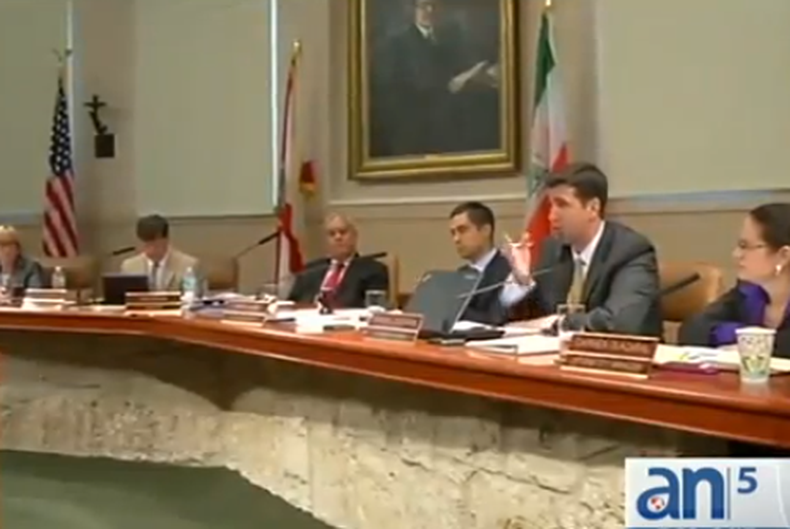 A las ocho de la mañana de hoy se hizo efectiva la renuncia del jefe de policía de Coral Gables.