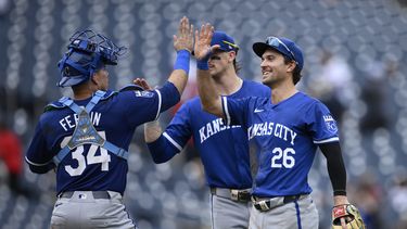 El receptor de los Reales de Kansas City, Freddy Fermín (34), Adam Frazier (26) y Bobby Witt Jr., de espalda, celebran después de un juego contra los Nacionales de Washington, el jueves 26 de septiembre de 2024, en Washington. Los Reales ganaron 7-4. (AP Foto/Nick Wass)