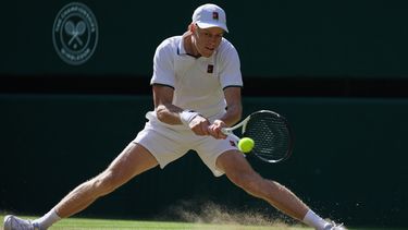 Jannik Sinner, de Italia, devuelve una pelota durante el partido de tercera ronda de individuales masculinos contra Jenson Brooksby, de los Estados Unidos, en el Campeonato de Tenis de Wimbledon en Londres, el viernes 3 de julio de 2026. (Foto AP/Brian Inganga)