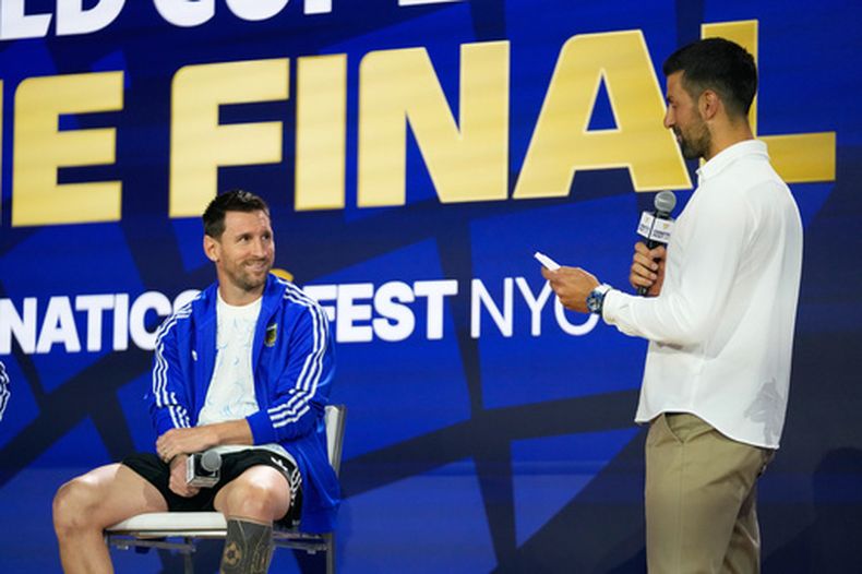 El capitán argentino Lionel Messi escucha al tenist Novak Djokovic durante el Fanatics Fest previo a la final del Mundial entre España y Argentina, el viernes 17 de julio de 2026, en Nueva York. (AP Foto/Frank Franklin II)
