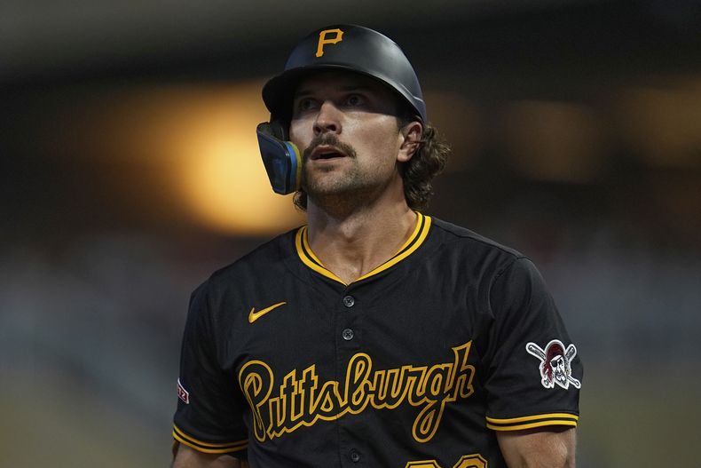 Adam Frazier, de los Piratas de Pittsburgh, camina de regreso al dugout después de poncharse durante la novena entrada del juego de béisbol de Grandes Ligas frente a los Mellizos de Minnesota, el viernes 11 de julio de 2025, en Minneapolis. (AP Foto/Abbie Parr)