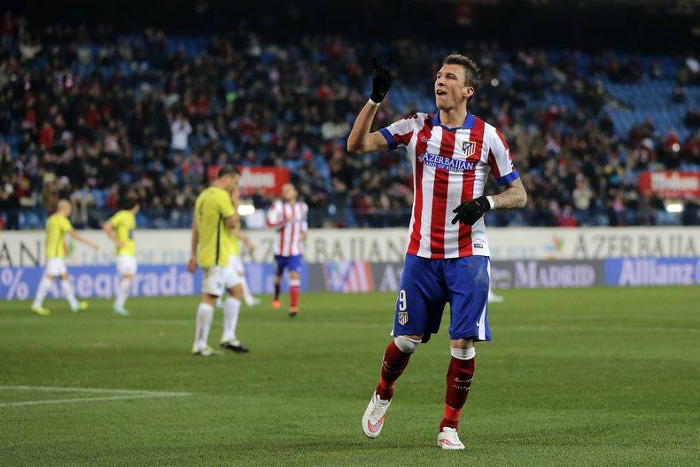 El jugador del Atl&eacute;tico de Madrid, Mario Mandzukic, festeja un gol contra Hospitalet en la Copa del REy el jueves, 18 de diciembre de 2014, en Madrid. (AP Photo/Daniel Ochoa de Olza)