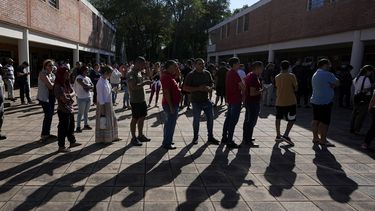 Votantes hacen fila en un colegio electoral durante las elecciones generales en Asunción, Paraguay, el domingo 30 de abril de 2023. (AP Foto/Jorge Saenz)