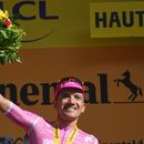 El ecuatoriano Richard Carapaz celebra en el podio tras ganar la 18va etapa del Tour de Francia, el jueves 23 de julio de 2026, en Orcieres-Merlette, Francia. (AP Foto/Thibault Camus)