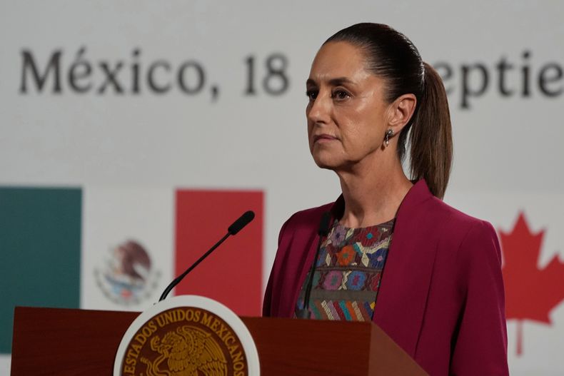 ARCHIVO - La presidenta de México, Claudia Sheinbaum, habla durante una conferencia de prensa conjunta con el primer ministro de Canadá, Mark Carney, en el Palacio Nacional de la Ciudad de México, el 18 de septiembre de 2025. (AP Foto/Fernando Llano, Archivo)