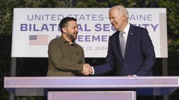ARCHIVO - El presidente de Estados Unidos, Joe Biden, y el presidente de Ucrania, Volodymyr Zelenskyy, estrechan la mano tras firmar un acuerdo de seguridad en un aparte del G7 el jueves 13 de junio de 2024 en Savelletri, Italia. (AP Foto/Alex Brandon, Archivo)