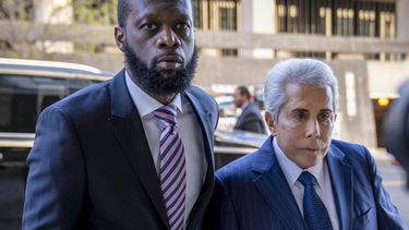 ARCHIVO - Prakazrel Pras Michel, izquierda, integrante del grupo de hip hop de la década de 1990 Fugees, accompañado por el abogado defensor David Kenner, derecha, llega a una corte federal para su juicio por asociación delictuosa para fraude financiero relacionado con política el 30 de marzo de 2023, en Washington. Michel fue declarado culpable el 26 de abril. (Foto AP /Andrew Harnik, archivo)