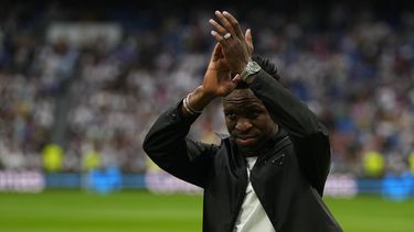 Vinicius Junior del Real Madrid aplaude a los espectadores previo al partido contra el Rayo Vallecano en la Liga de España, el miércoles 24 de mayo de 2023. (AP Foto/Manu Fernández)