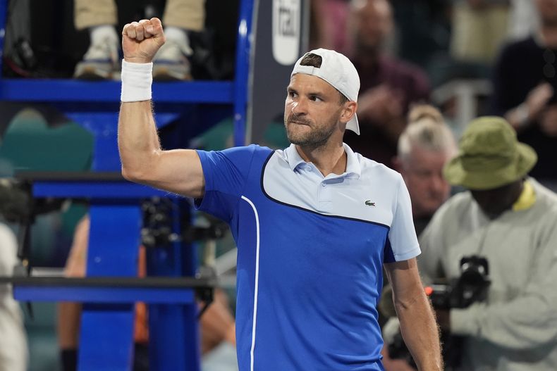 El búlgaro Grigor Dimitrov festeja su triunfo sobre el español Carlos Alcaraz en el Abierto de Miami, el jueves 28 de marzo de 2024 (AP Foto/Marta Lavandier)