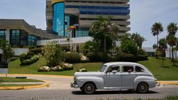 Un coche antiguo pasa frente al Hotel Meliá Habana en La Habana, Cuba, el martes 21 de julio de 2026. (AP Foto/Ramón Espinosa)